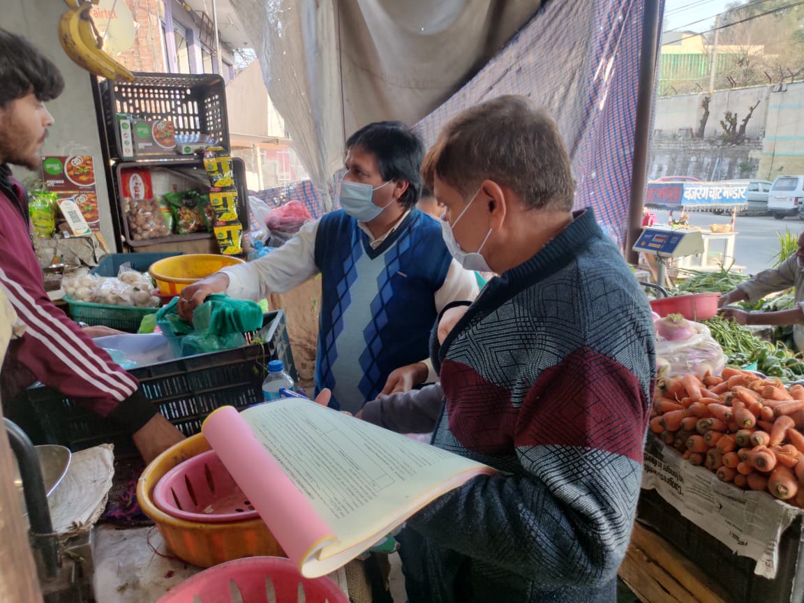 उधमपुर के चोपड़ा शाप इलाके में पालीथिन को लेकर कार्रवाई करते प्रदूषण नियंत्रण बोर्ड की टीम