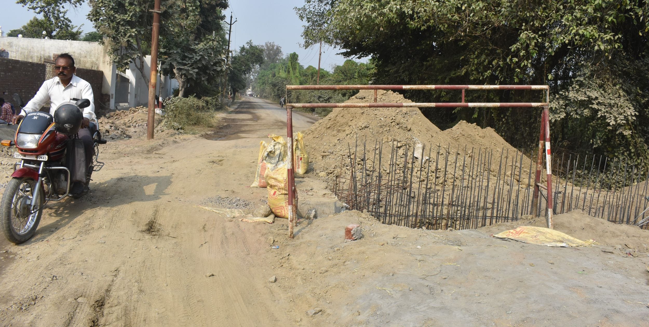 पुराने पोस्टमार्टम हाउस के पास निर्माणधीन पुलिया पर की गई बैरीकेडिंग। संवाद पुराने पोस्टमार्टम हाउस के पास निर्माणधीन पुलिया पर की गई बैरीकेडिंग। संवाद