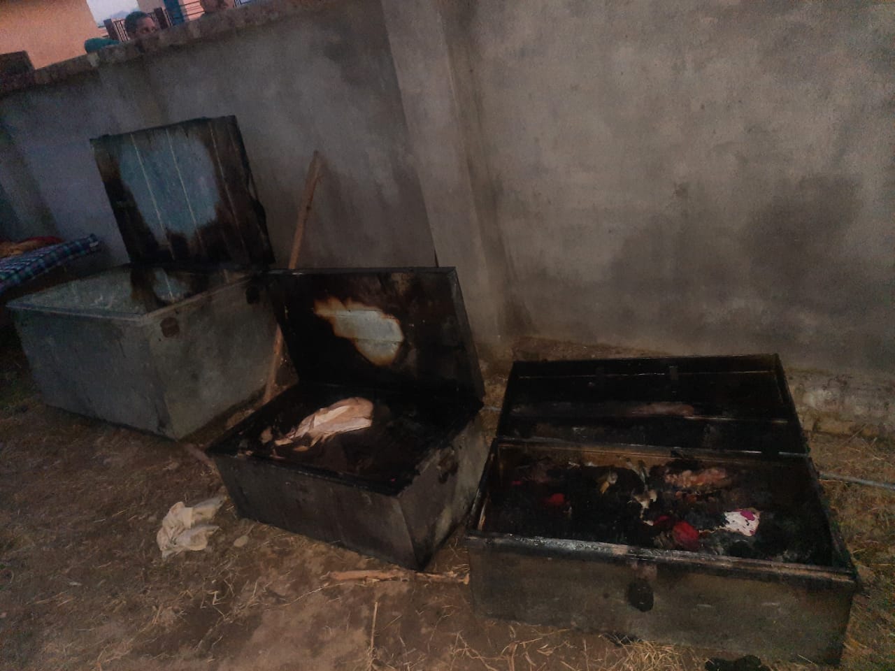 उधमपुर के मलाढ़ इलाके में घर में आग लगने पर जला सामान उधमपुर के मलाढ़ इलाके में घर में आग लगने पर जला सामान