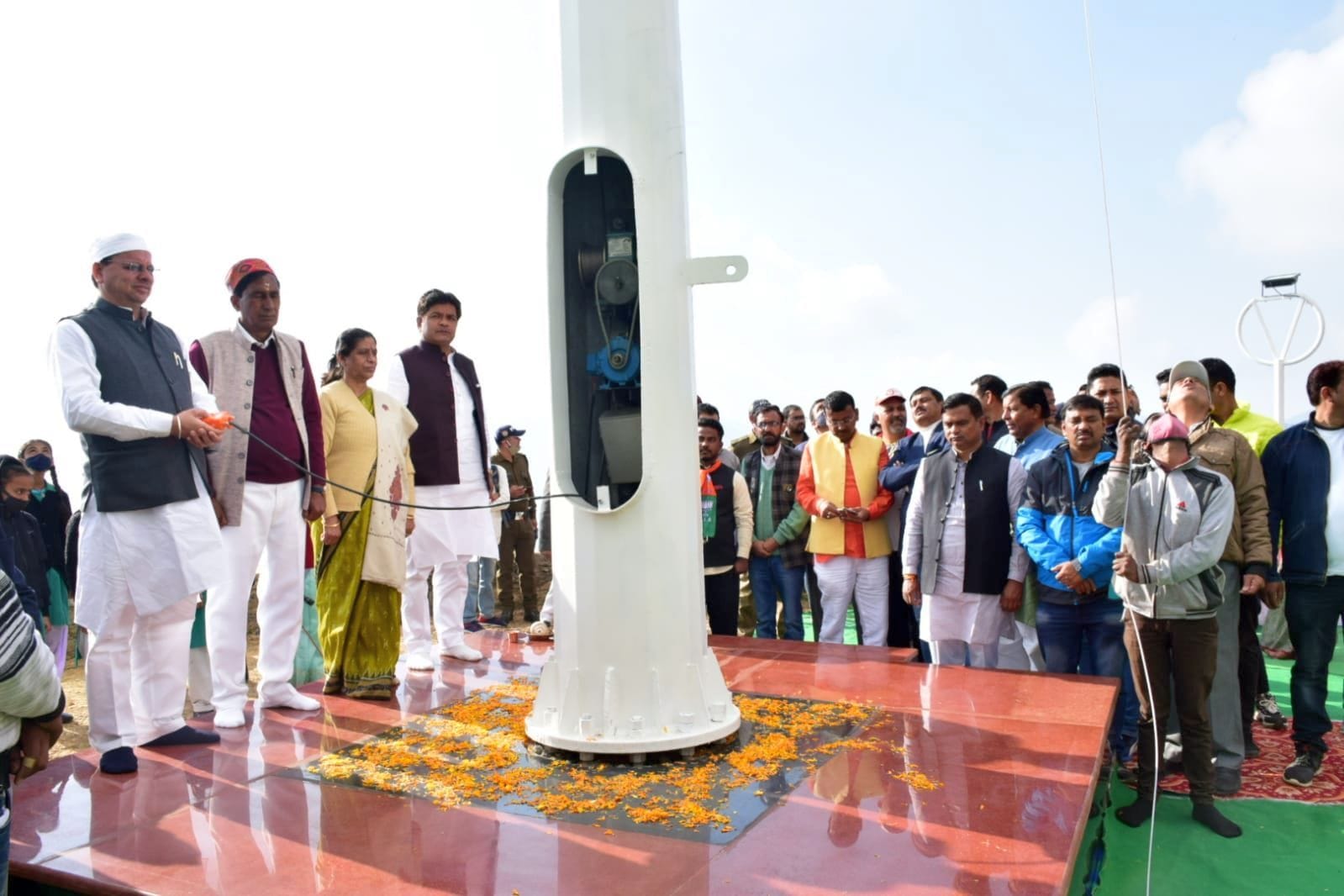 पिथौरागढ़ वरदायिनी मंदिर में 100 फुट ऊंचे तिरेंगे का लोकार्पण करते सीएम। पिथौरागढ़ वरदायिनी मंदिर में 100 फुट ऊंचे तिरेंगे का लोकार्पण करते सीएम।