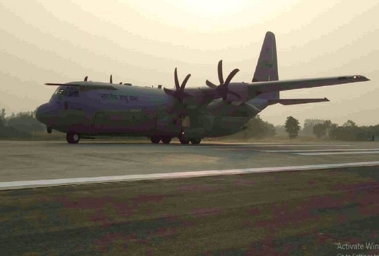 Jet Tempur Angkatan Udara Mendarat di Landasan Jalan Tol Purvanchal – Jalan Tol Purvanchal