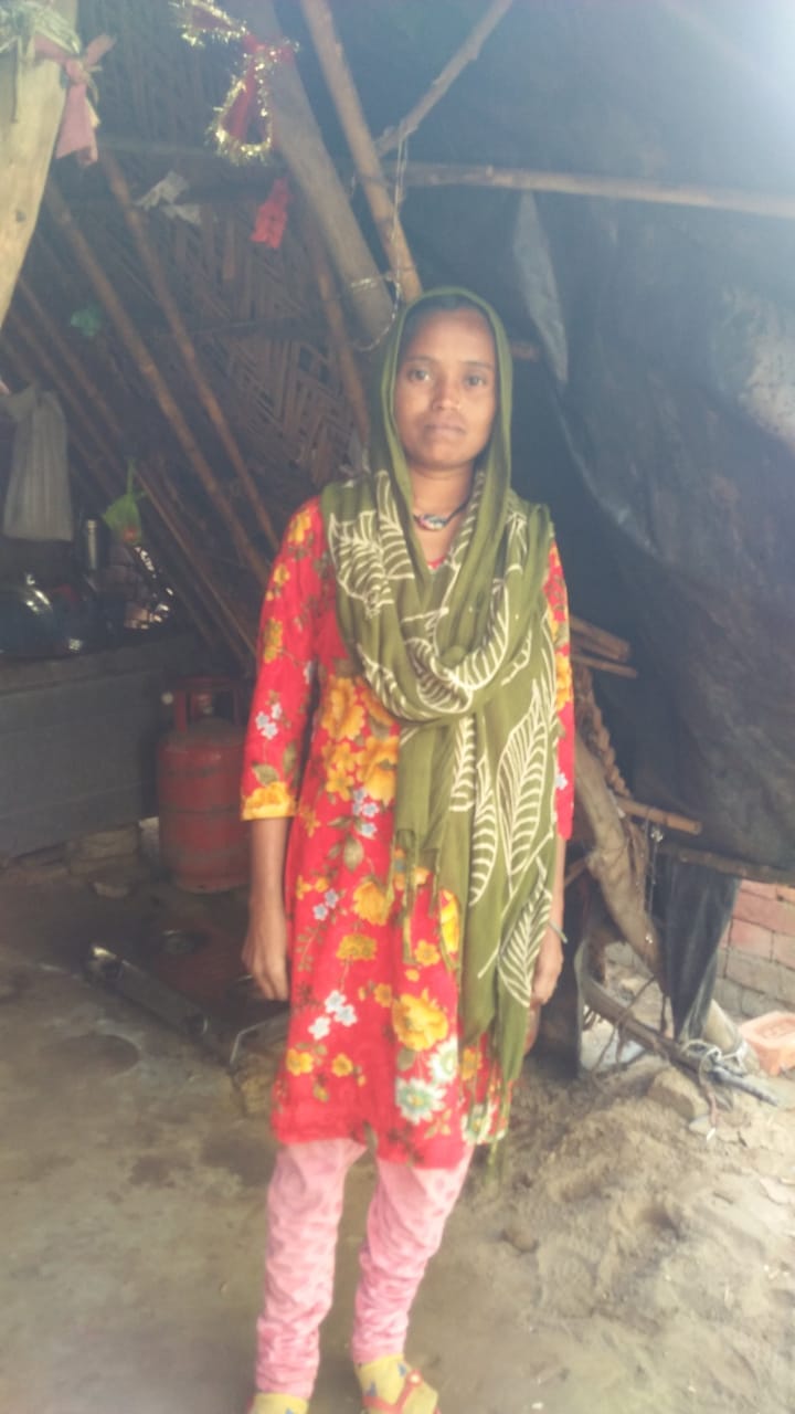 नरा में अपने आवास के बाहर खड़ी रीता