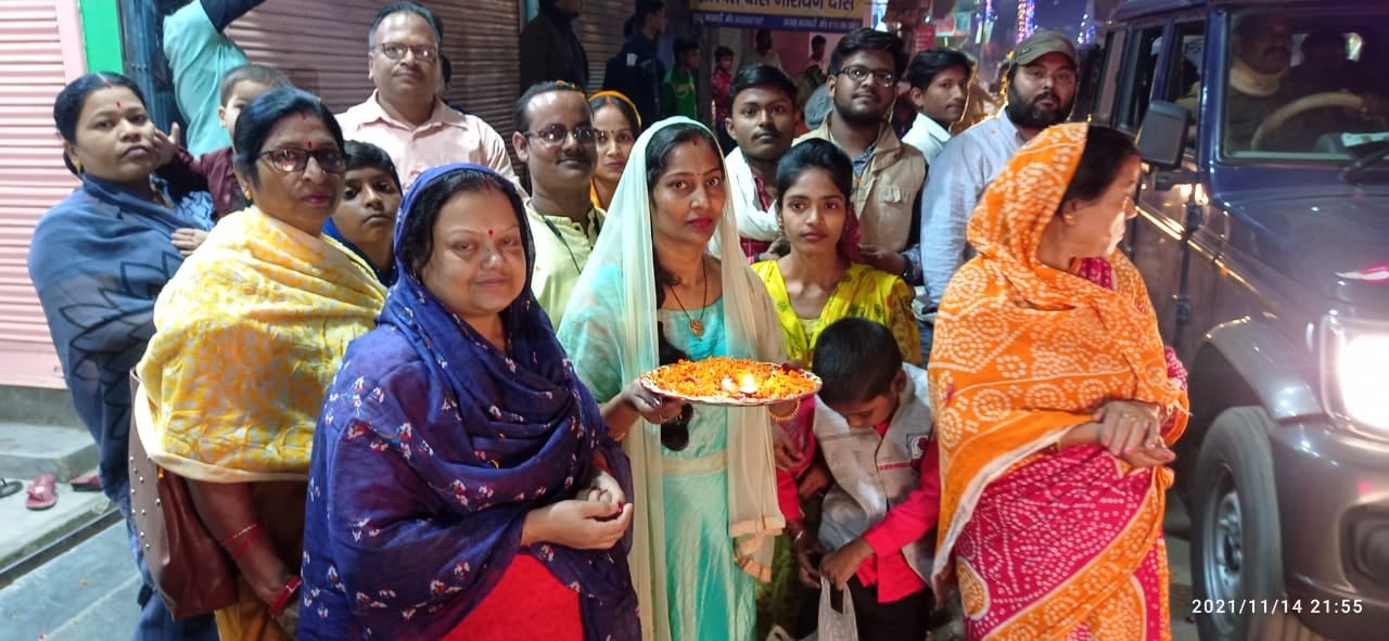  मां अन्नपूर्णा का स्वागत करने के लिए खड़े लोग।
