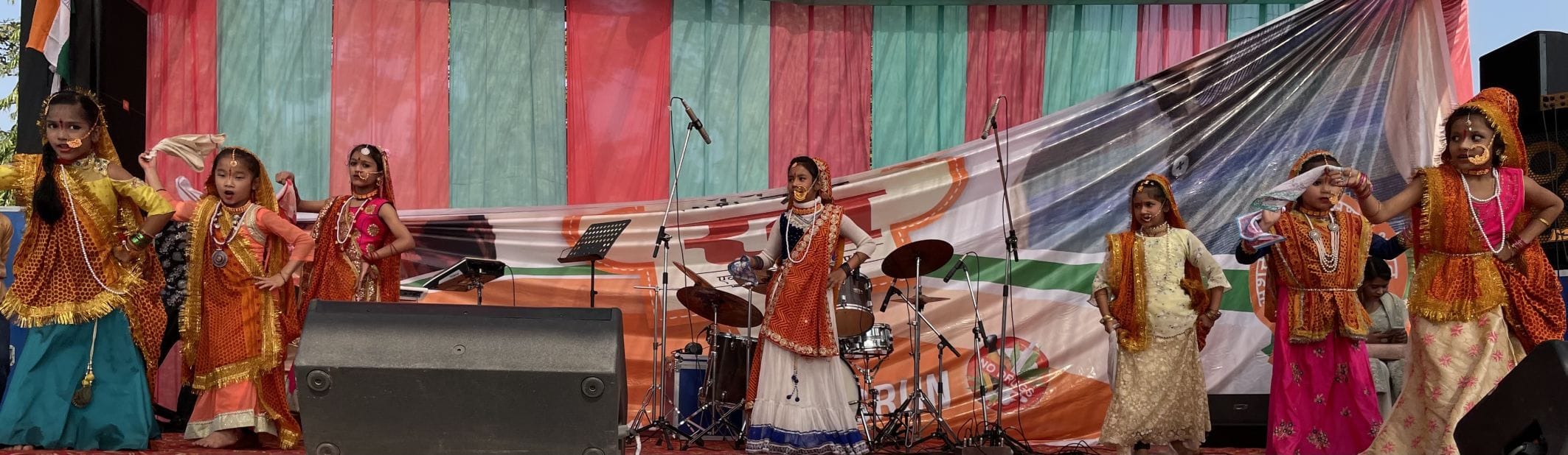 शक्तिफार्म में आयोजित मैराथन दौड़ के शुभारंभ पर रंगारंग कार्यक्रम पेश करतीं बालिकाएं। शक्तिफार्म में आयोजित मैराथन दौड़ के शुभारंभ पर रंगारंग कार्यक्रम पेश करतीं बालिकाएं।