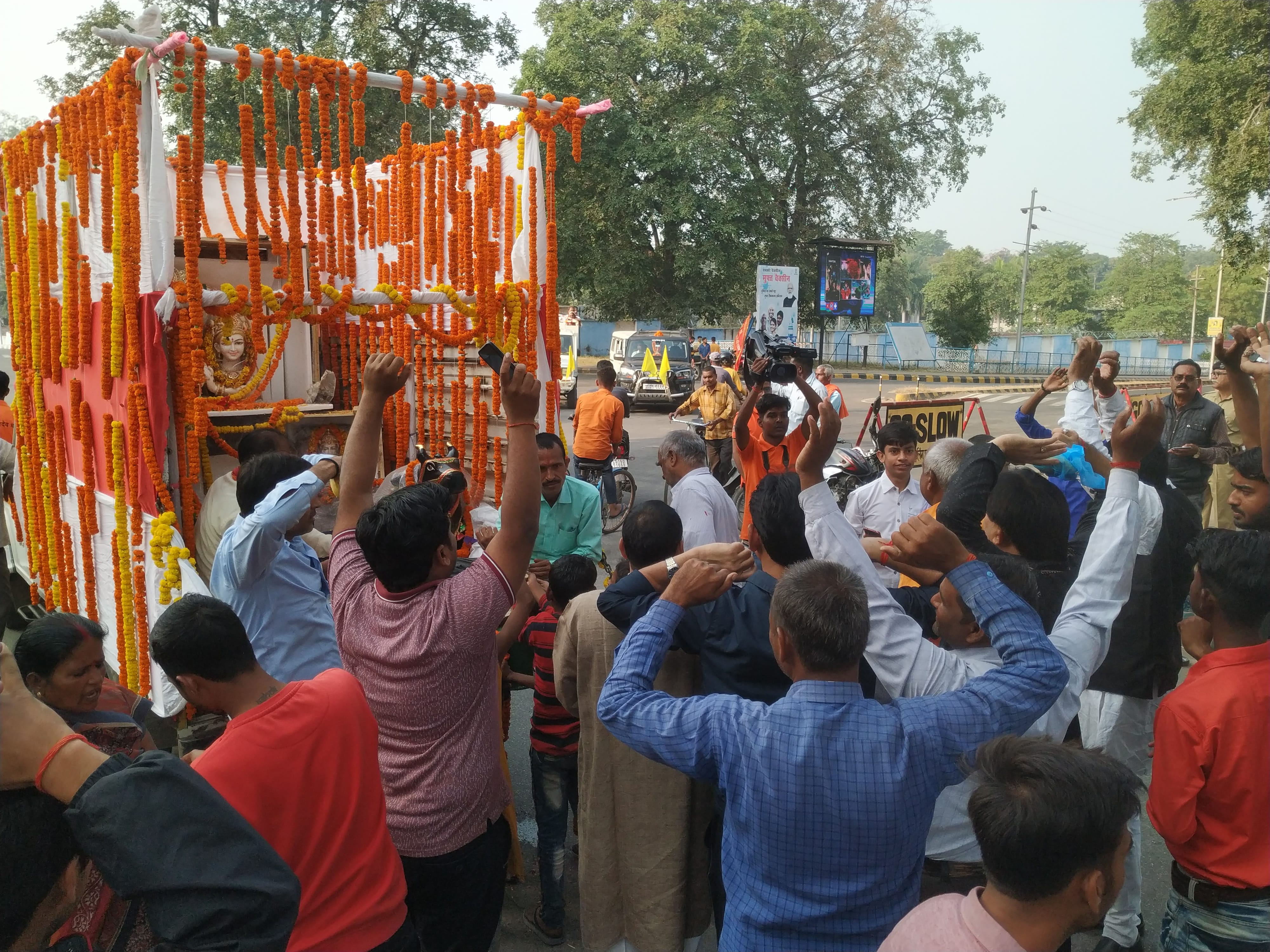 बीजपुर क्षेत्र के जरहा स्थित अजीरेश्वर धाम में स्थापित के लिए पहुंची प्रतिमा में शामिल लोग। बीजपुर क्षेत्र के जरहा स्थित अजीरेश्वर धाम में स्थापित के लिए पहुंची प्रतिमा में शामिल लोग।
