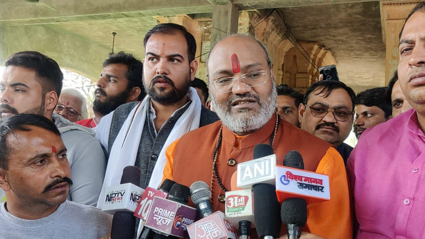 जनसभा के बाद मीडिया से बात करते महामंडलेश्वर स्वामी नरसिंहानंद गिरि