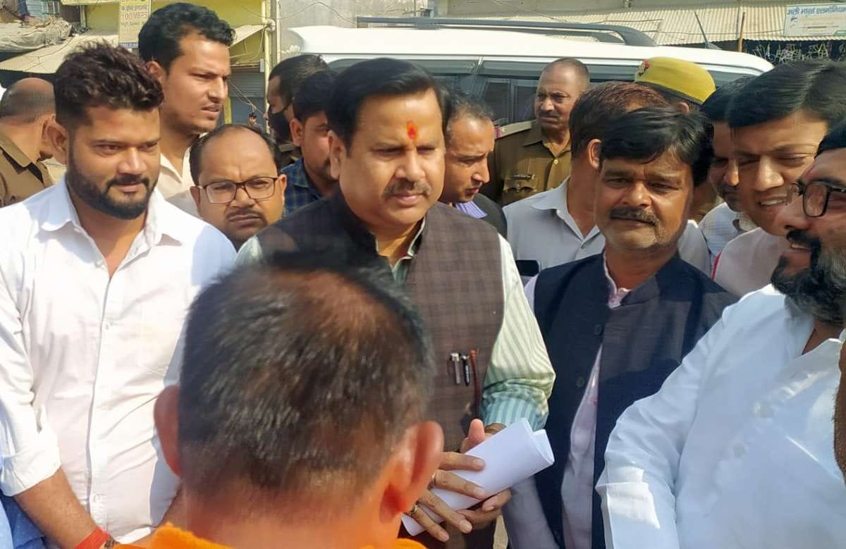 कस्बा कबरई में जल शक्ति मंत्री को समस्याएं बताते कस्बावासी। कस्बा कबरई में जल शक्ति मंत्री को समस्याएं बताते कस्बावासी।