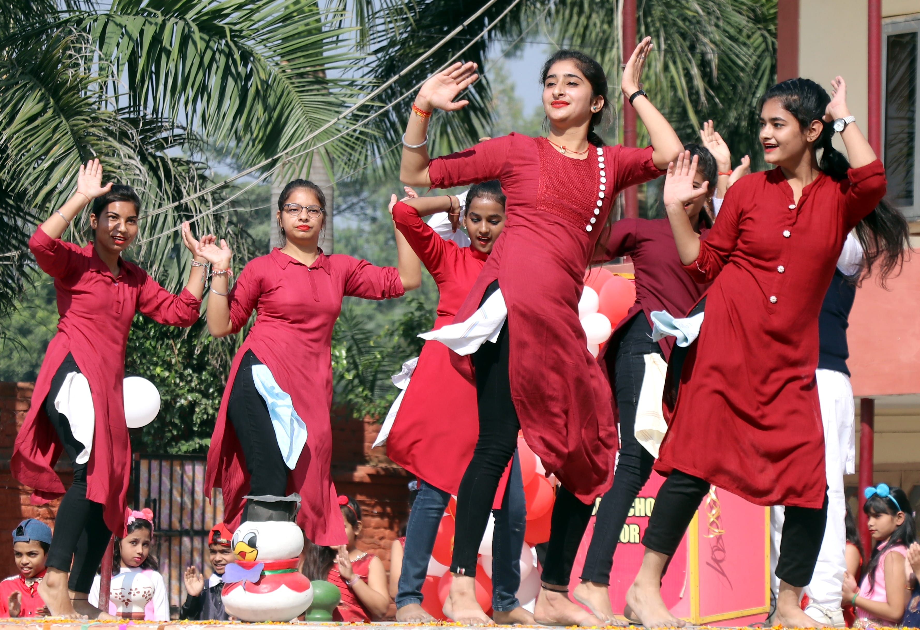 बिजनौर में बाल दिवस पर एएन इंटरनेशनल स्कूल में सांस्कृतिक प्रस्तुति देती छात्राएं।
