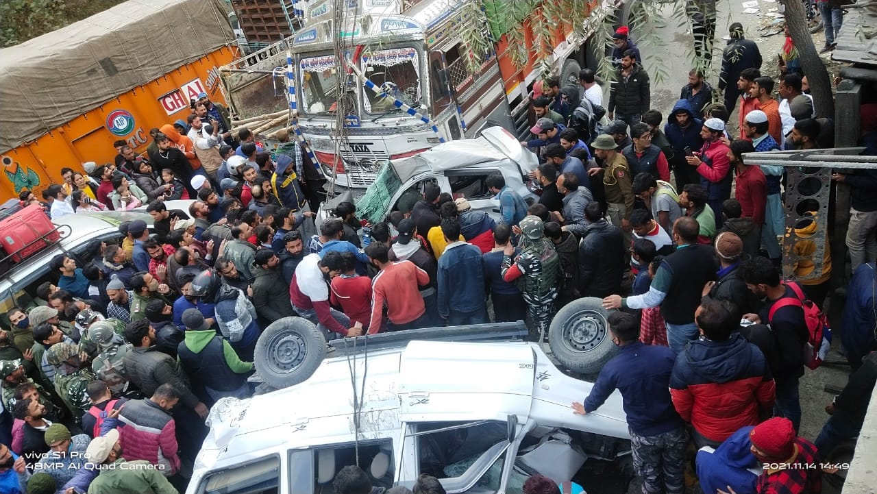 रामबन के मगरकोट में ट्रक की टक्कर से क्षतिग्रस्त हुए वाहन रामबन के मगरकोट में ट्रक की टक्कर से क्षतिग्रस्त हुए वाहन