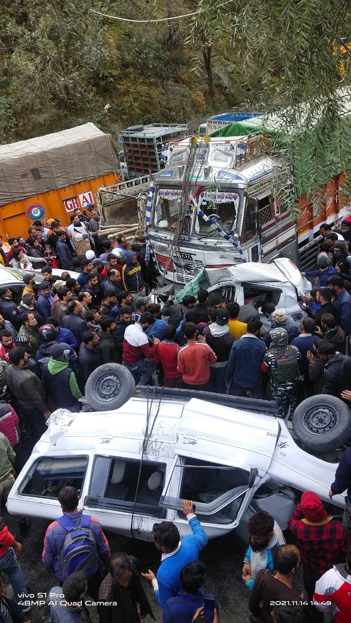 रामबन के मगरकोट में ट्रक की टक्कर से क्षतिग्रस्त हुए वाहन रामबन के मगरकोट में ट्रक की टक्कर से क्षतिग्रस्त हुए वाहन