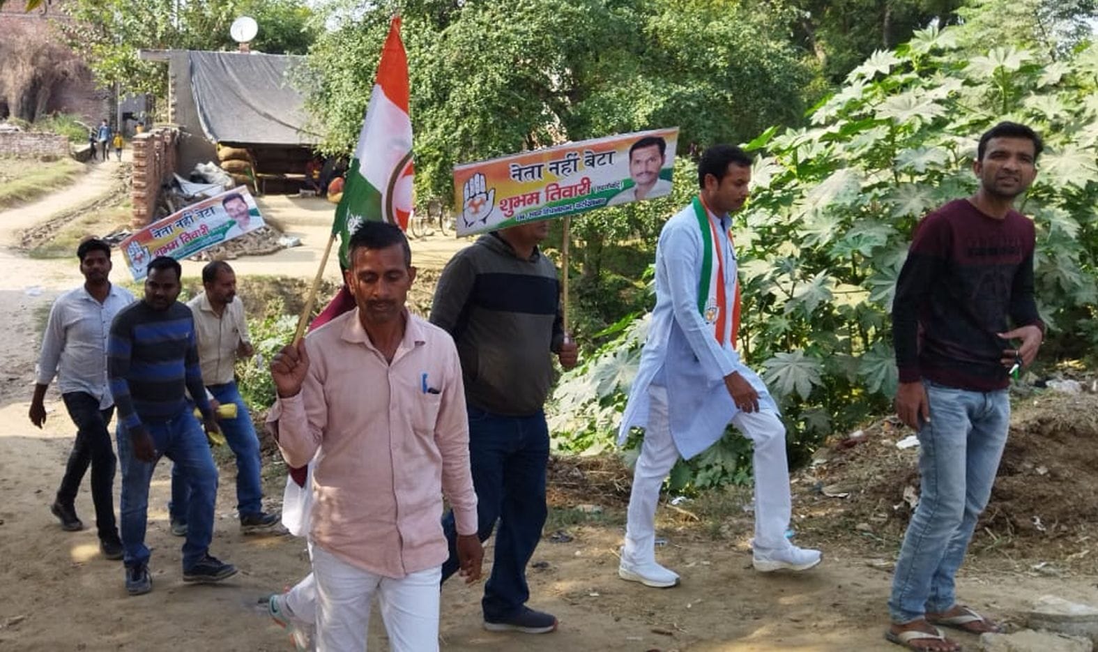 बर्नाखुद में महंगाई हटाओ प्रतिक्षा पद यात्रा निकालते युवा कांग्रेस जिलाध्यक्ष व अन्य। संवाद बर्नाखुद में महंगाई हटाओ प्रतिक्षा पद यात्रा निकालते युवा कांग्रेस जिलाध्यक्ष व अन्य। संवाद