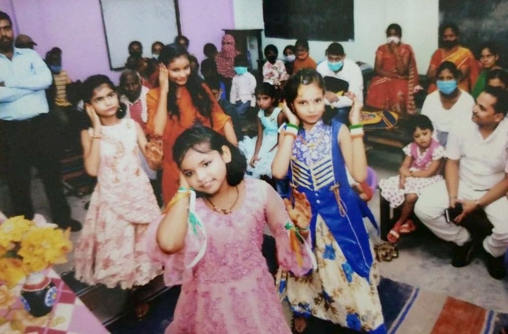 मूकबधिर विद्यालय में समूह नृत्य करते दिव्यांग बच्चे। संवाद