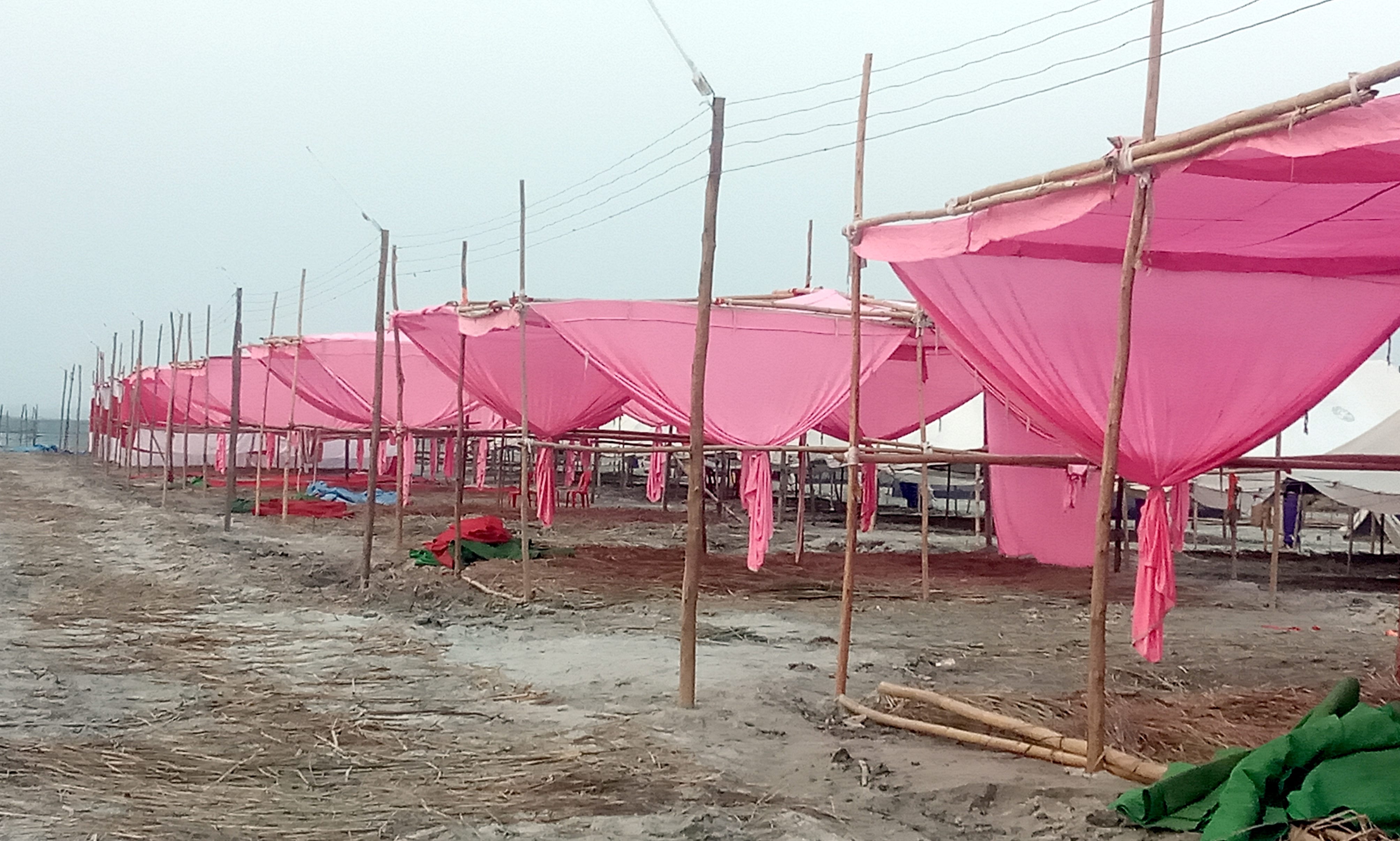 बिजनौर में विदुर कुटी के सामने गंगा स्नान मेले में लगे पंडाल। बिजनौर में विदुर कुटी के सामने गंगा स्नान मेले में लगे पंडाल।