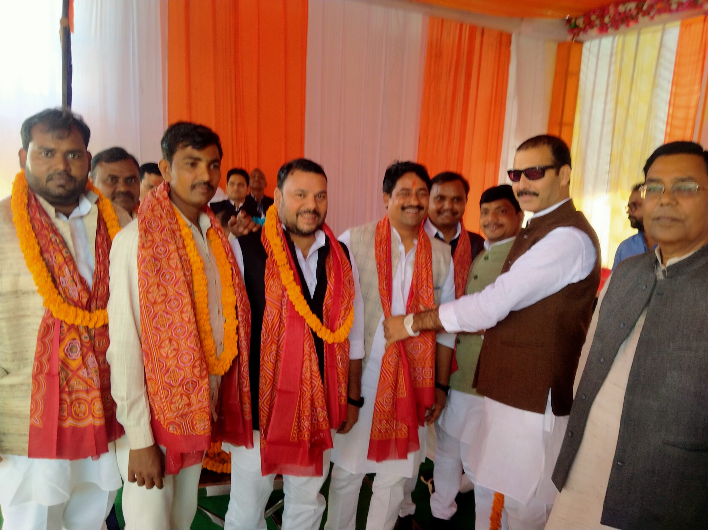 राबर्ट्सगंज रामलीला मैदान में जनप्रतिनिधियों के सम्मान समारोह में सम्मानित करते करते पूर्व एम? राबर्ट्सगंज रामलीला मैदान में जनप्रतिनिधियों के सम्मान समारोह में सम्मानित करते करते पूर्व एम?