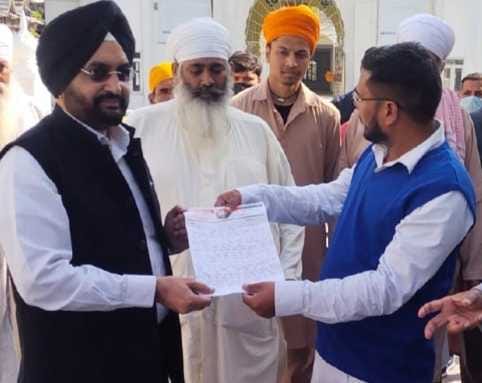 रीठा साहिब में मुख्य सचिव को समस्याओं का ज्ञापन देते बीडीसी सदस्य शैलेंद्र बोहरा। फोटो: संवाद न्?