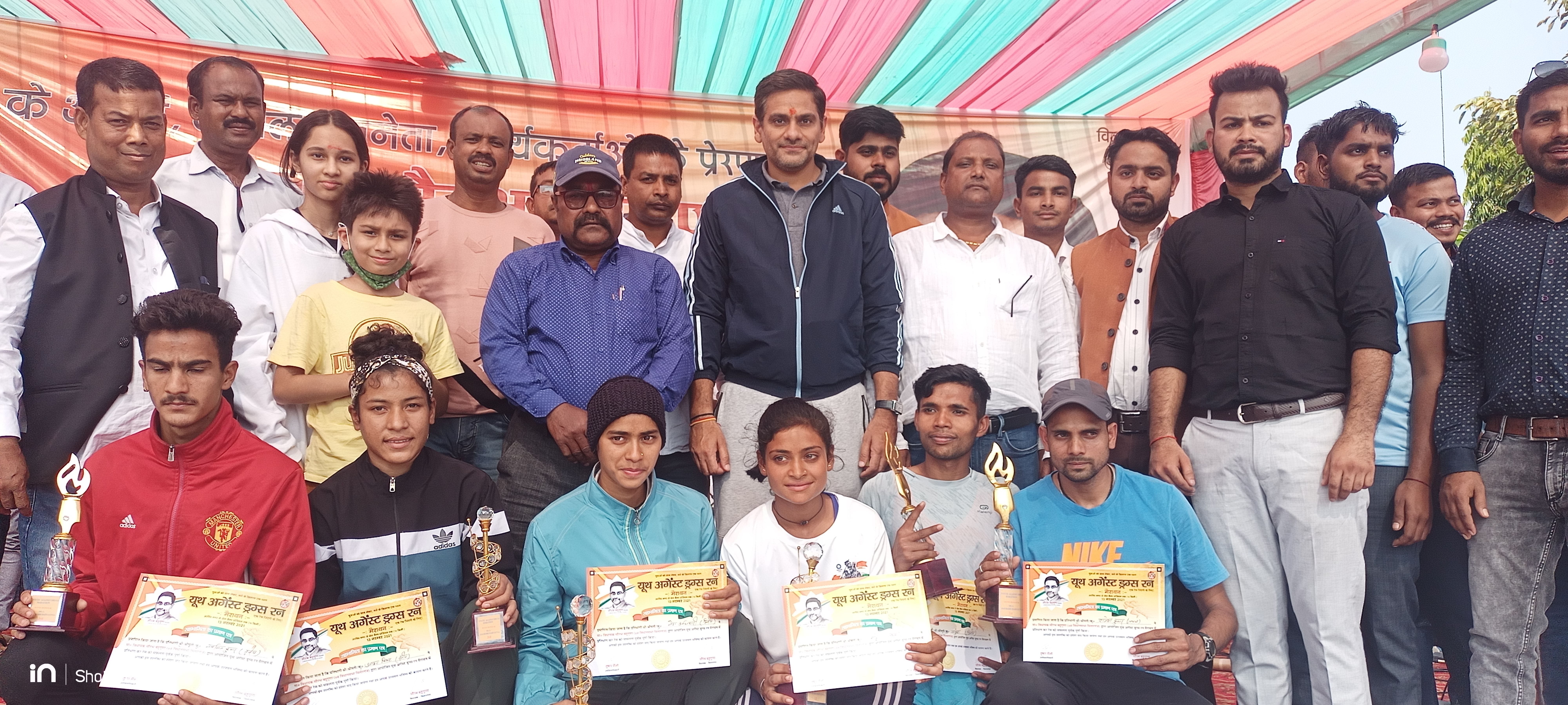 शक्तिफार्म में मैराथन के विजयी प्रतिभागियों को सम्मानित करते विधायक सौरभ बहुगुणा। शक्तिफार्म में मैराथन के विजयी प्रतिभागियों को सम्मानित करते विधायक सौरभ बहुगुणा।