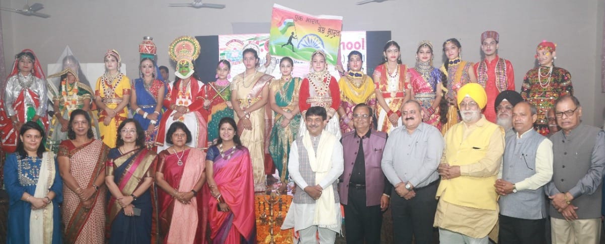 मुजफ्फरनगर के एमजी पब्लिक स्कूल में कार्यक्रम में मौजूद राज्यमंत्री कपिल देव।