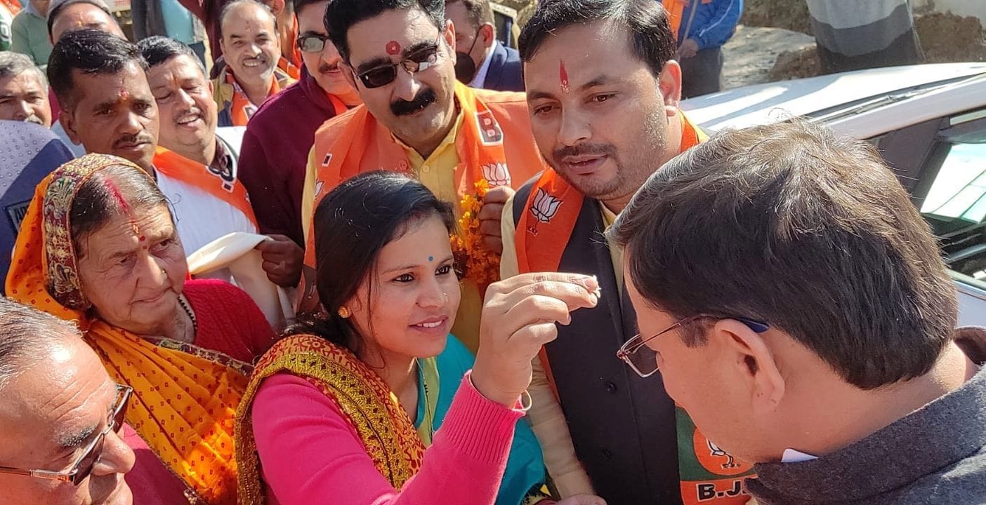 पिथौरागढ़ में सीएम का तिलक लगाकर स्वागत करते कार्यकर्ता। संवाद