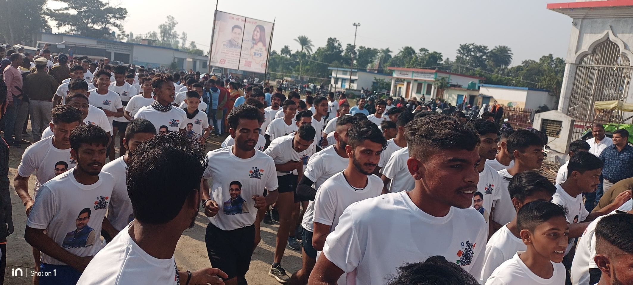 शक्तिफार्म में नशे के खिलाफ आयोजित मैराथन में दौड़ते धावक। शक्तिफार्म में नशे के खिलाफ आयोजित मैराथन में दौड़ते धावक।