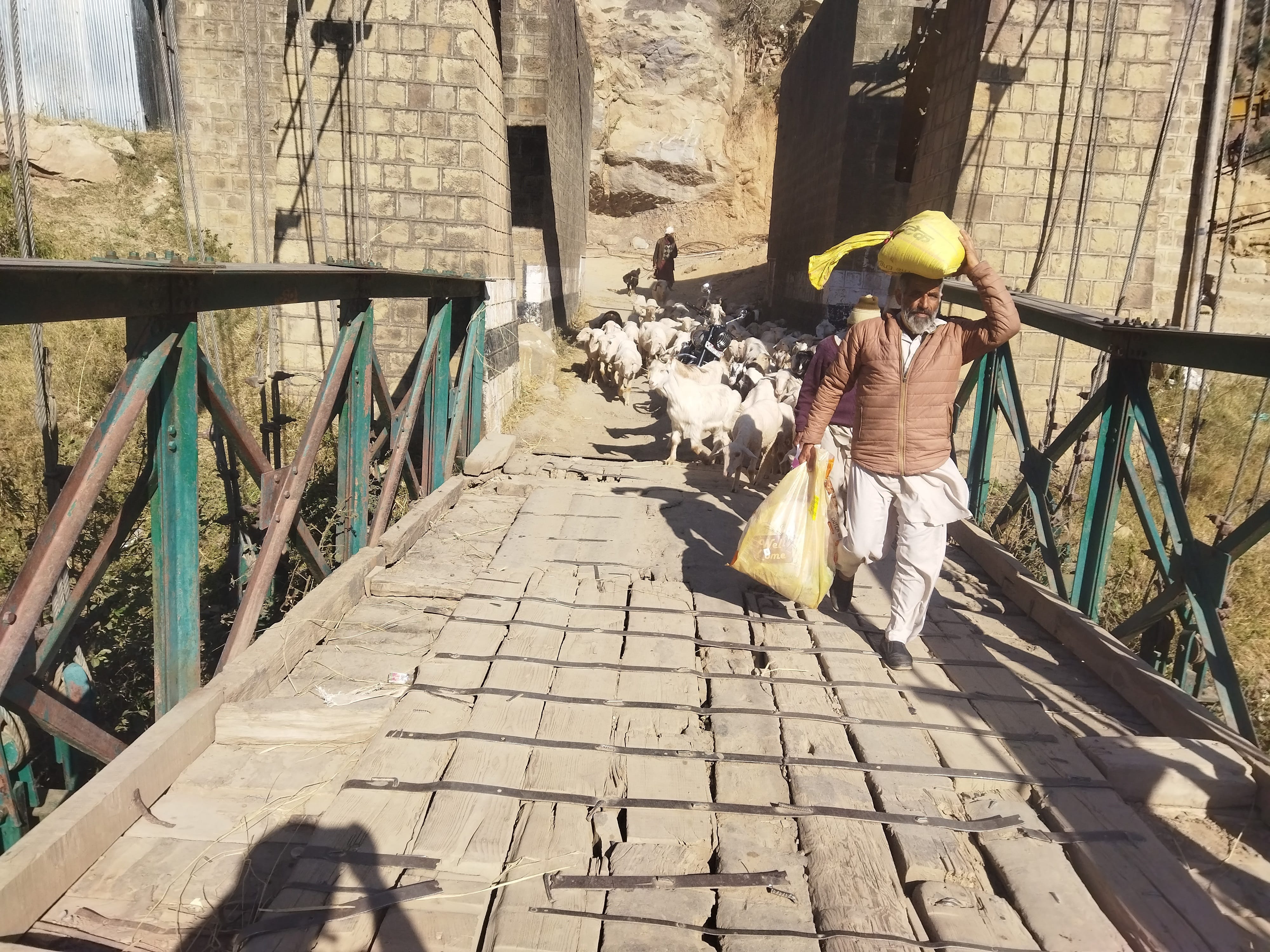 चिनैनी तवी पुल बंद के चलते पैदल जाते लोग:- संवाद