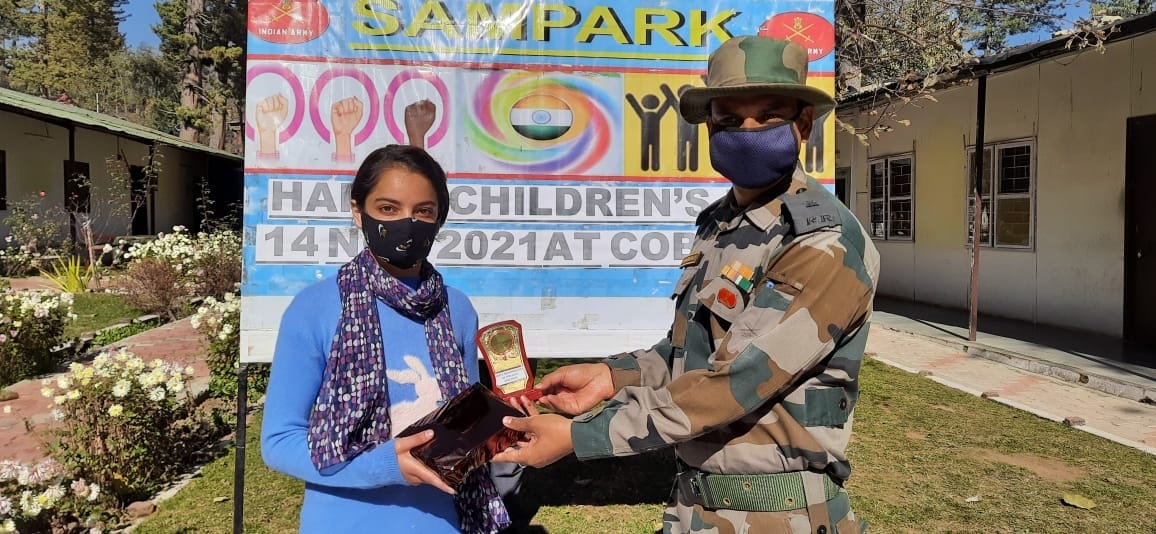 गूल में हुई चित्रकारी प्रतियोगिता में शामिल छात्रा को सम्मानित करते हुए सेना के जवान। गूल में हुई चित्रकारी प्रतियोगिता में शामिल छात्रा को सम्मानित करते हुए सेना के जवान।