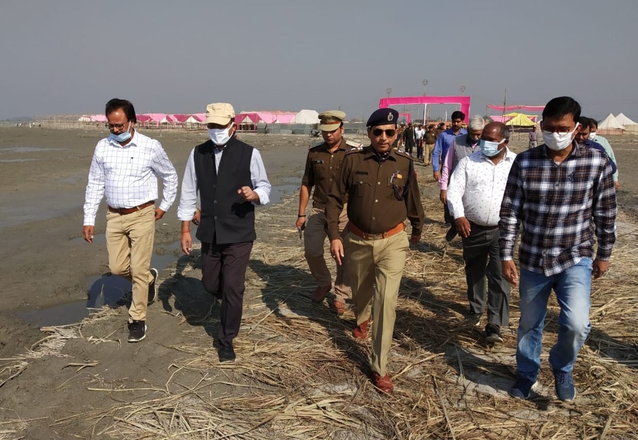 जिनौर में विदुर कुटी के सामने लगने वाले गंगा स्नान मेले की तैयारी देखते अधिकारी जिनौर में विदुर कुटी के सामने लगने वाले गंगा स्नान मेले की तैयारी देखते अधिकारी