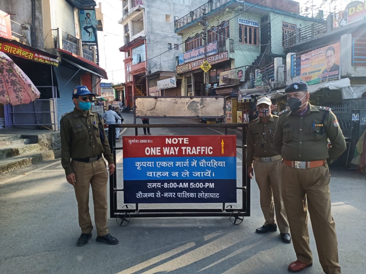 लोहाघाट नगर में वन वे नियम को लागू करवाते पुलिस अधिकारी।