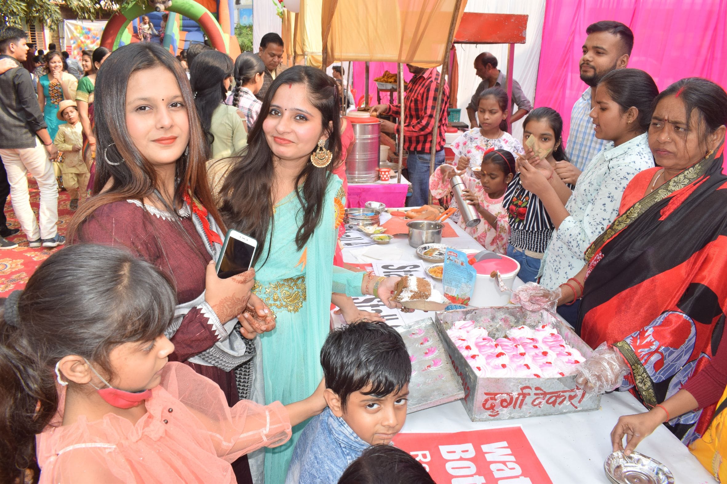 शाहजहांपुर के ऑलसेंट स्कूल में बाल दिवस पर लगा मेला में खरीदारी करती युवतियां । संवाद शाहजहांपुर के ऑलसेंट स्कूल में बाल दिवस पर लगा मेला में खरीदारी करती युवतियां । संवाद
