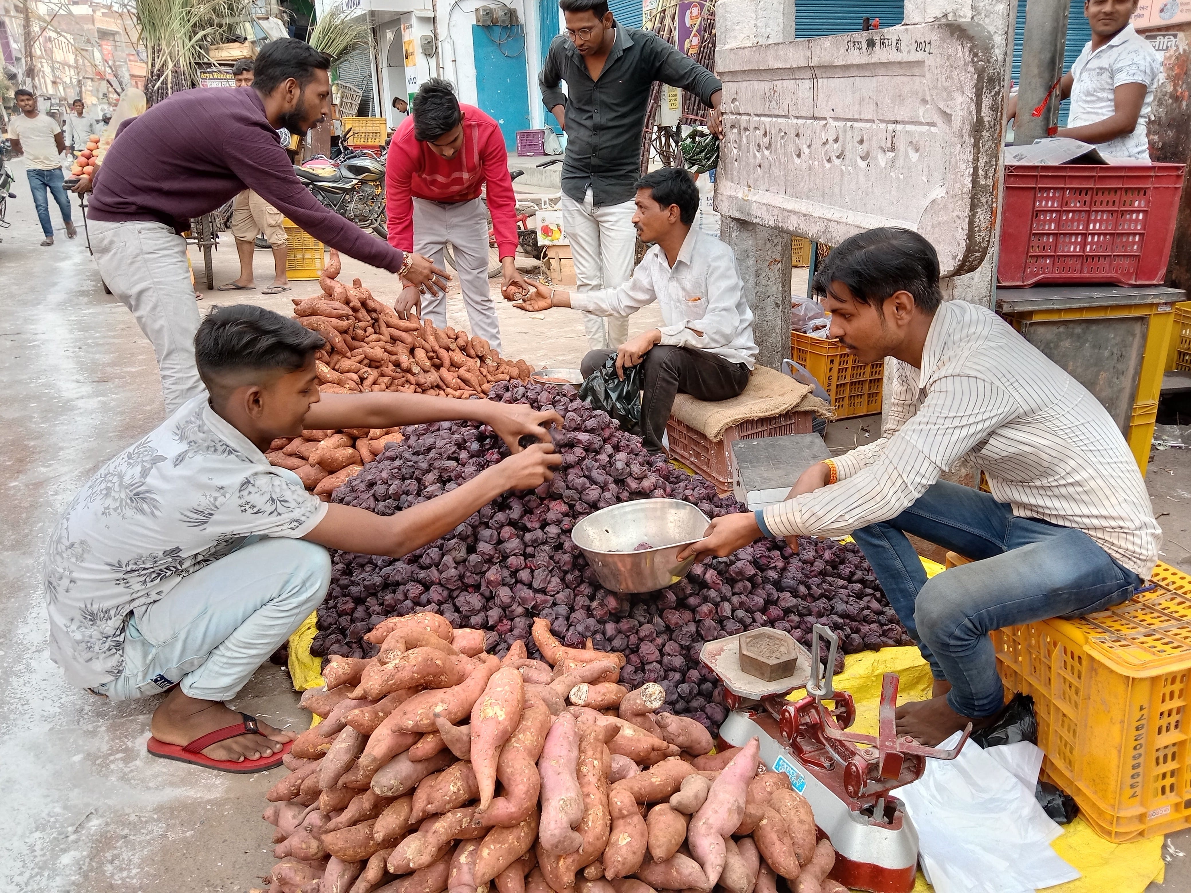 ओलन्दगंज में एकादशी पर्व की पूर्व संध्या पर सिंघाडे व व कन्ना की खरीदारी करते लोग। संवाद