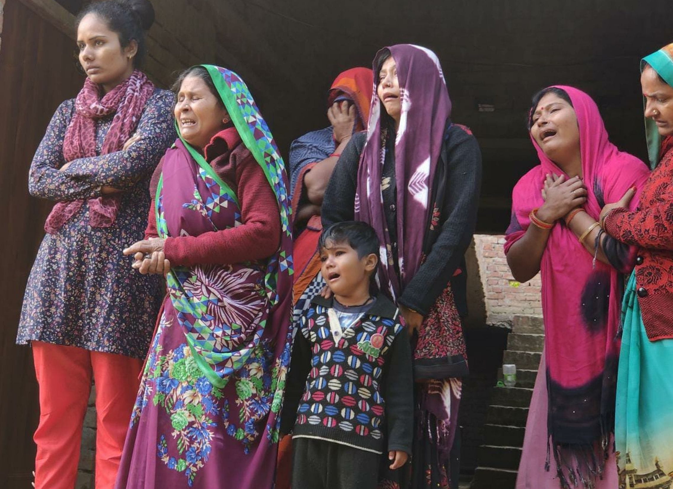 06 : संग्रामपुर : किशोर की मौत के बाद रोते-बिलखते परिवारीजन।  -संवाद