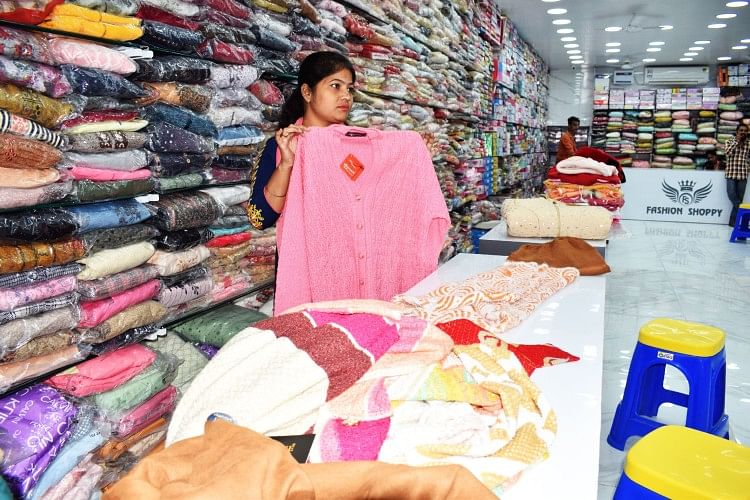 Pasar Kain Wol – Pasar pakaian hangat dan wol dihias, pengusaha menunggu pelanggan