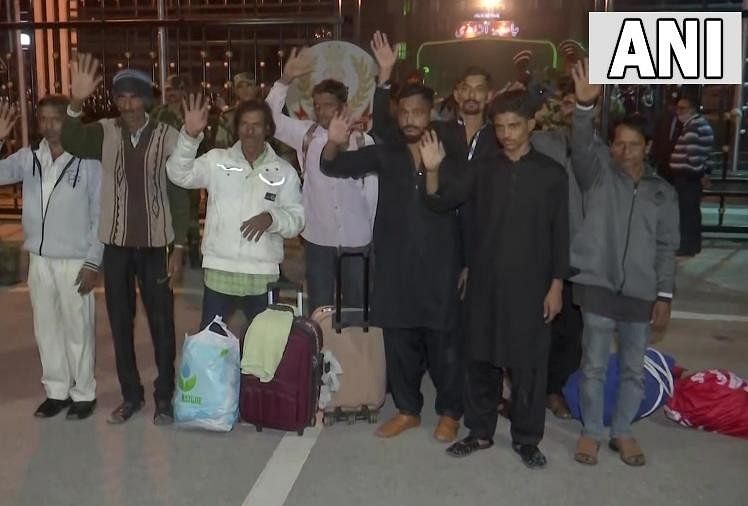 पंजाब: पाकिस्तान ने रिहा किए 20 भारतीय मछुआरे, अटारी-वाघा सीमा के रास्ते पहुंचे स्वदेश पाकिस्तान से लौटे भारतीय मछुआरे।