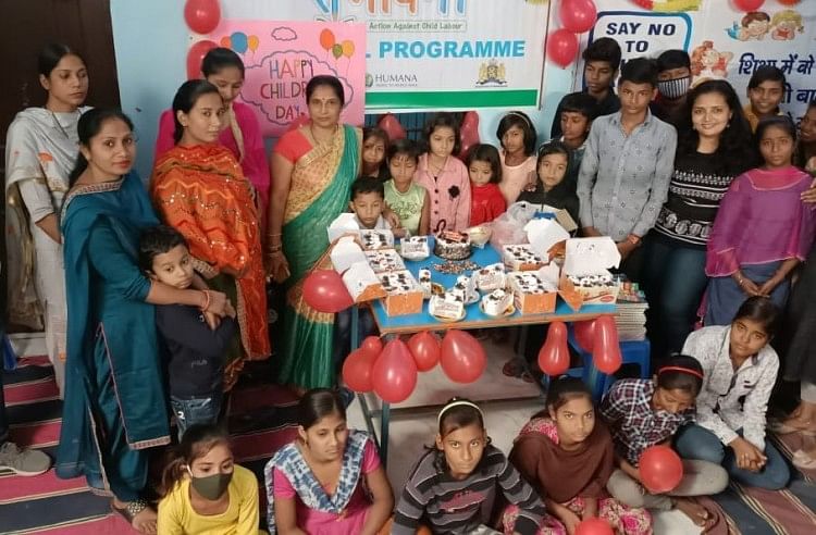 Panipat – Hari anak dirayakan dengan memotong kue di sekolah Sambhavna