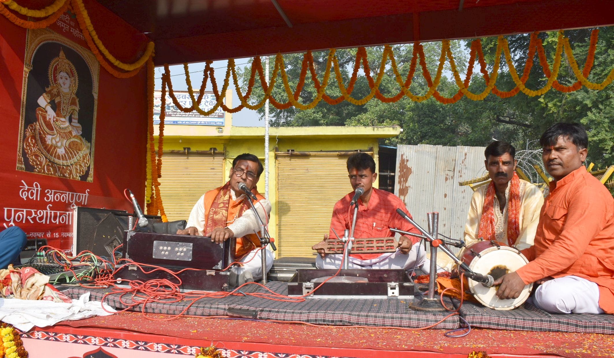 अयोध्या-मां अन्नपूर्णा जी की पुर्नस्थापना में भजन का गान करते कलाकार अयोध्या-मां अन्नपूर्णा जी की पुर्नस्थापना में भजन का गान करते कलाकार