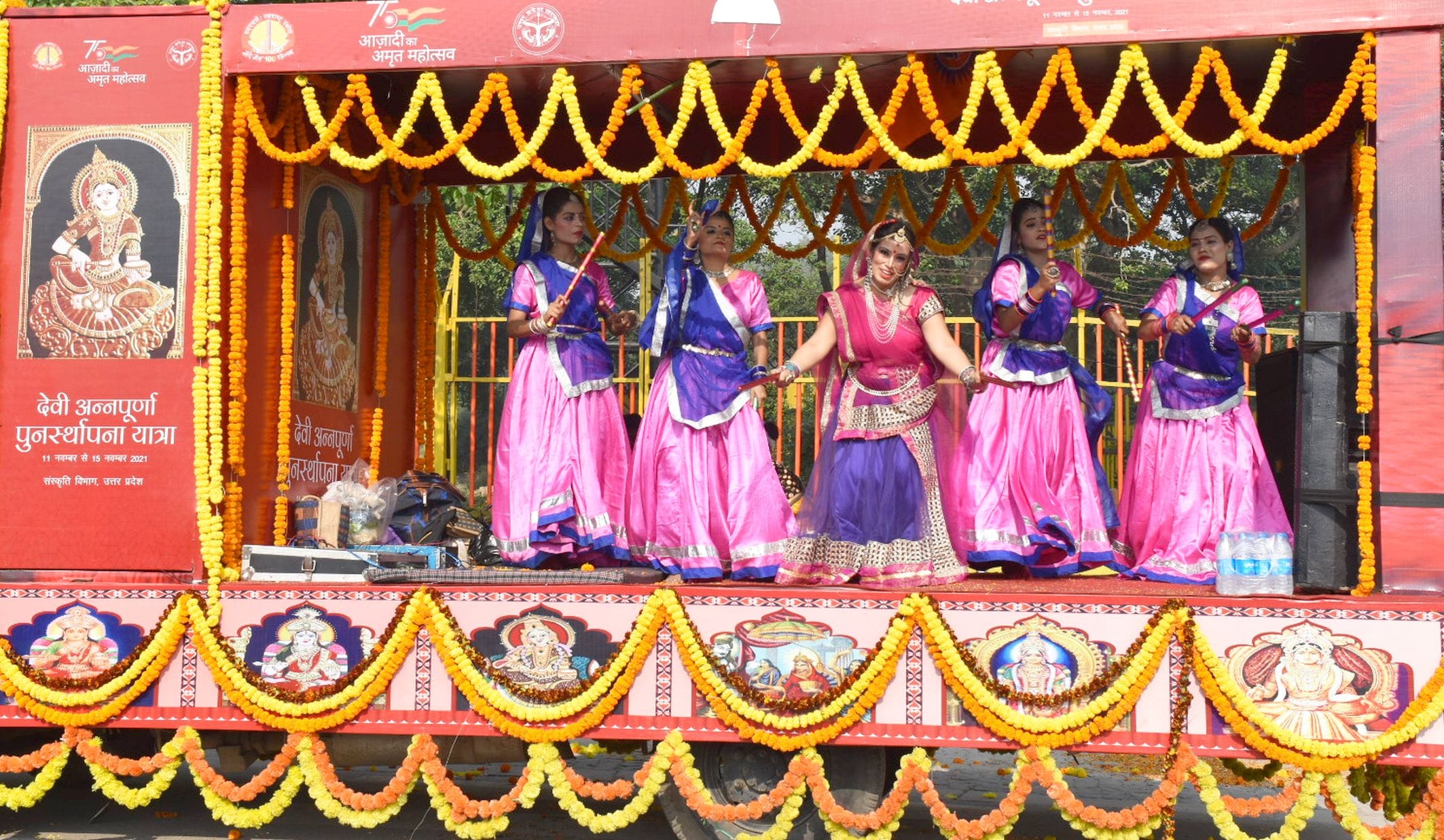 अयोध्या-मां अन्नपूर्णा जी की पुर्नस्थापना में भजन पर नृत्य प्रस्तुत करतीं कलाकार अयोध्या-मां अन्नपूर्णा जी की पुर्नस्थापना में भजन पर नृत्य प्रस्तुत करतीं कलाकार