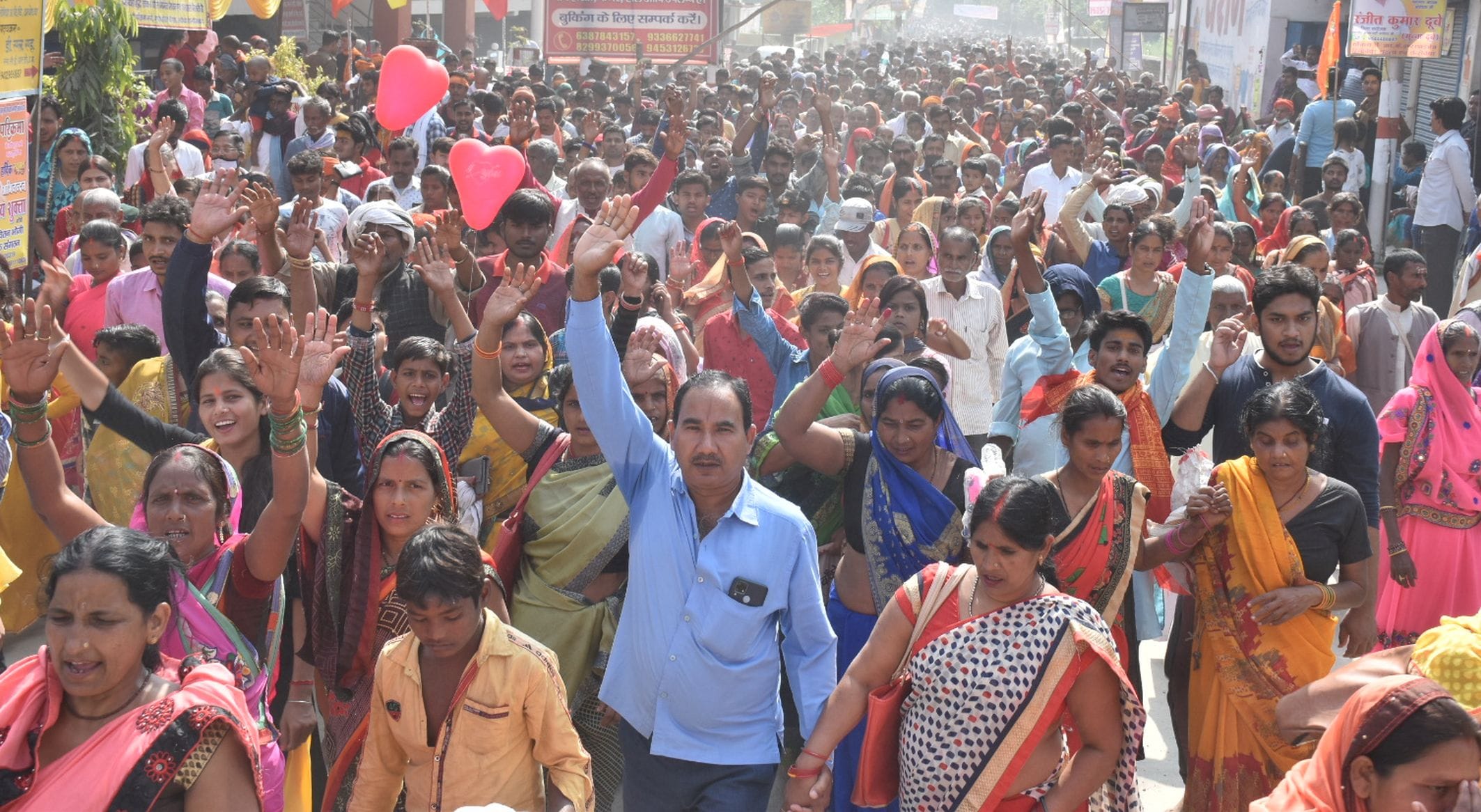 अयोध्या-परिक्रमा मार्ग पर जयघोष के साथ आगे बढ़ते भक्तगण अयोध्या-परिक्रमा मार्ग पर जयघोष के साथ आगे बढ़ते भक्तगण