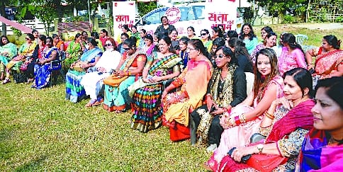 सत्ता के संग्राम में अपनी बात रखतीं महिलाएं। सत्ता के संग्राम में अपनी बात रखतीं महिलाएं।