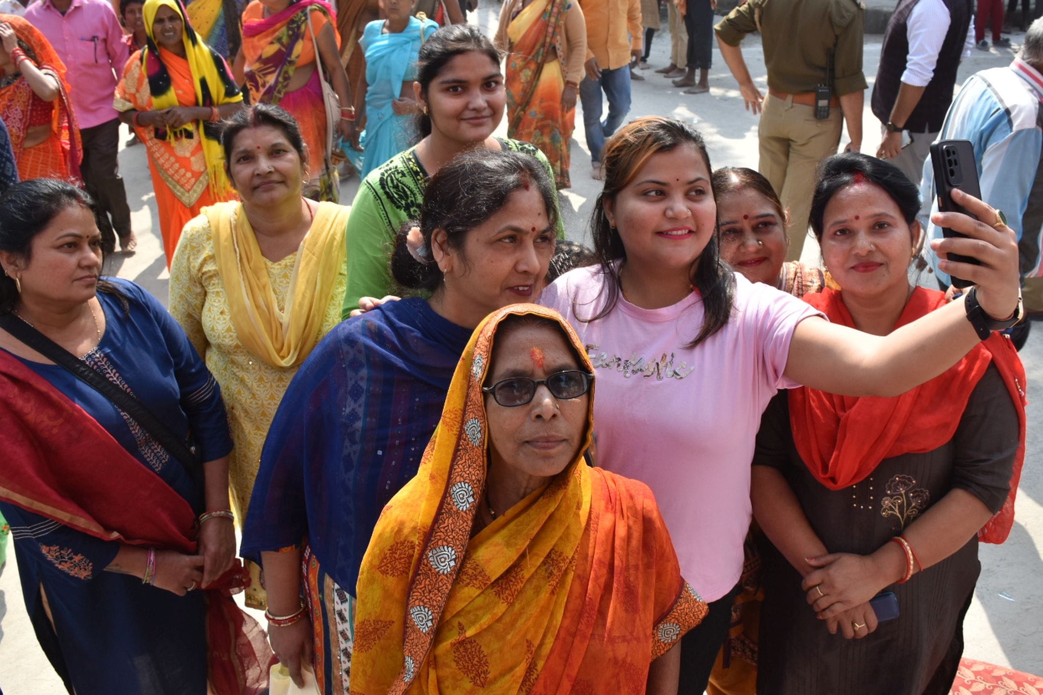 अयोध्या-पचकोसी परिक्रमा के दौरान सेल्फी लेते परिक्रमार्थी अयोध्या-पचकोसी परिक्रमा के दौरान सेल्फी लेते परिक्रमार्थी