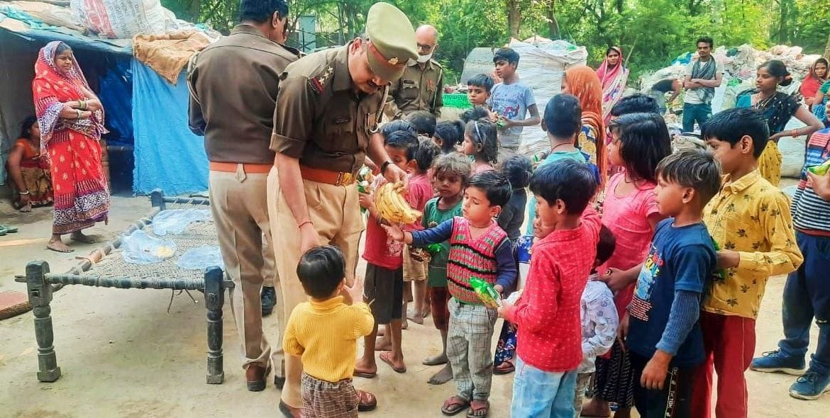बच्चों को टॉफी, गुब्बारे व खिलौने बांटते प्रतिसर निरीक्षक हरेन्द्र पाल सिंह बच्चों को टॉफी, गुब्बारे व खिलौने बांटते प्रतिसर निरीक्षक हरेन्द्र पाल सिंह