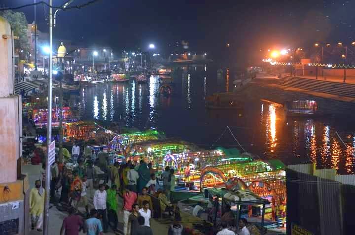 धर्मनगरी चित्रकूट में देवोत्थान एकादशी पर दीपदान के बाद जगमगाती मंदाकिनी और रामघाट। संवाद धर्मनगरी चित्रकूट में देवोत्थान एकादशी पर दीपदान के बाद जगमगाती मंदाकिनी और रामघाट। संवाद