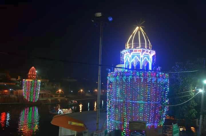 धर्मनगरी चित्रकूट में देवोत्थान एकादशी पर दीपदान के बाद जगमगाती मंदाकिनी और रामघाट। संवाद धर्मनगरी चित्रकूट में देवोत्थान एकादशी पर दीपदान के बाद जगमगाती मंदाकिनी और रामघाट। संवाद