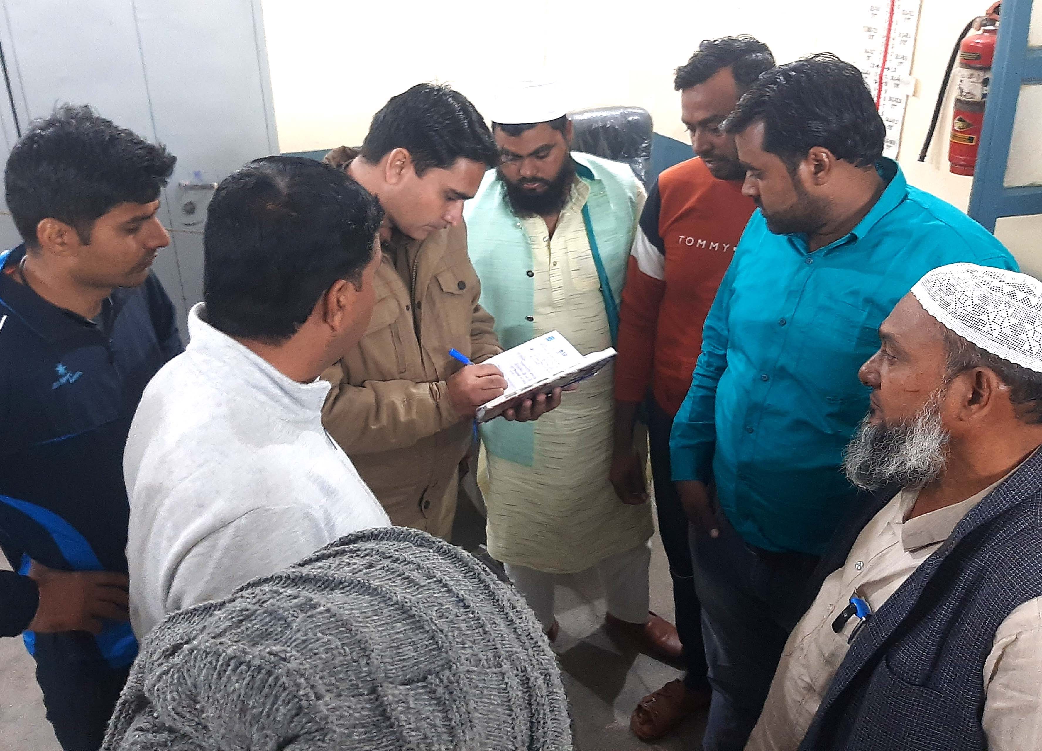 सीएचसी में मृतक इकबाल के परिजनों से पूछताछ करती पुलिस