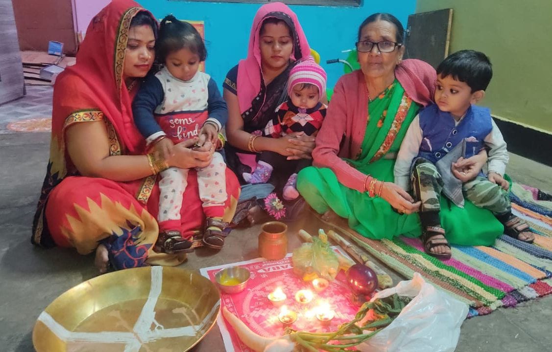 एकादशी पर घर में पूजा करती प्रतिभा कॉलोनी निवासी मालती देवी, रेखा। एकादशी पर घर में पूजा करती प्रतिभा कॉलोनी निवासी मालती देवी, रेखा।