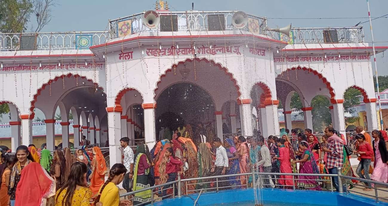देवोत्थान एकादशी पर गोवर्धन्नाथ मंदिर की परिक्रमा करतीं महिलाएं।