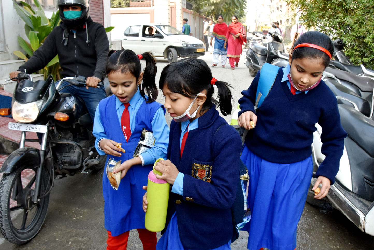 प्राईवेट स्कूल से छुट्टी के बाद फुल ड्रेस में स्कूली से आती छात्राएं