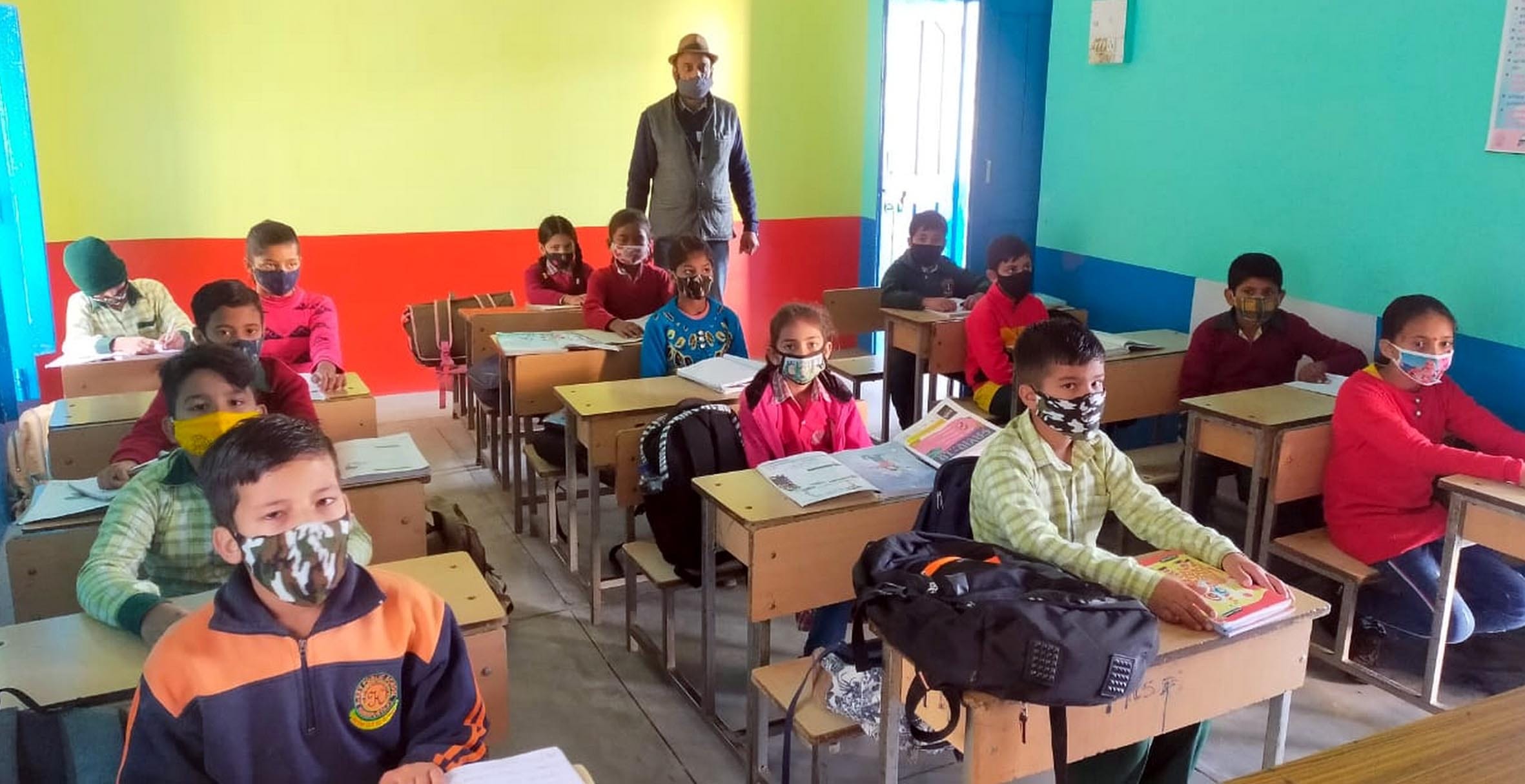 राजकीय प्राथमिक पाठशाला मटाहनी में बच्चों को पढ़ाते अध्यापक।
