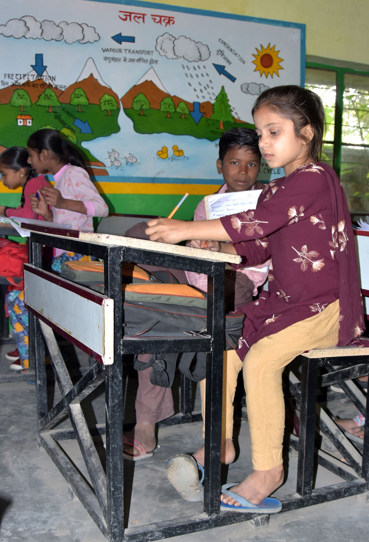 गांधी पार्क स्थित सरकारी स्कूल में बिना ड्रेस और बिना स्कूल शूज के पढाई करते स्कूली छात्र छात्रा?