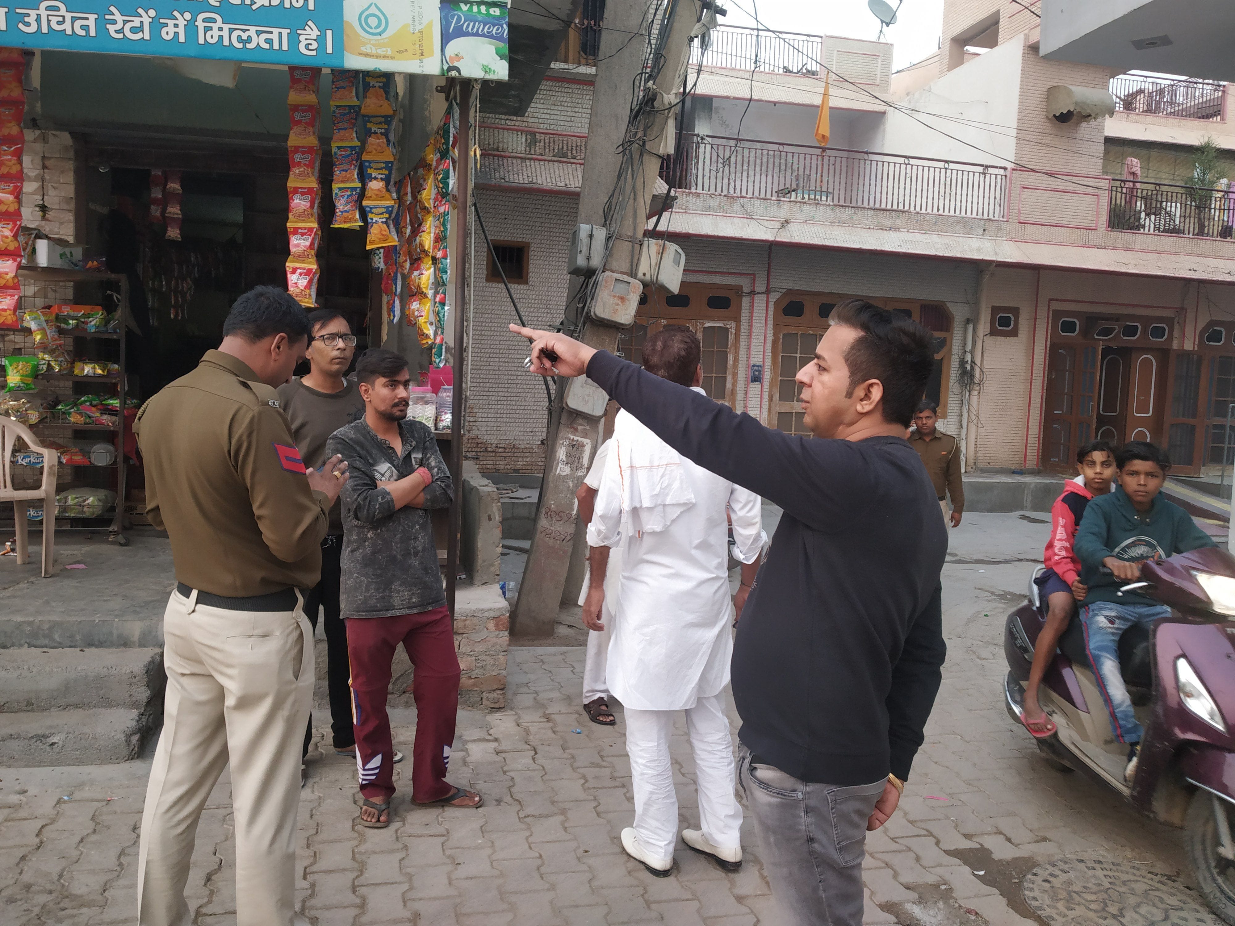 लोगों से पूछताछ करते हुए पुलिसकर्मी लोगों से पूछताछ करते हुए पुलिसकर्मी