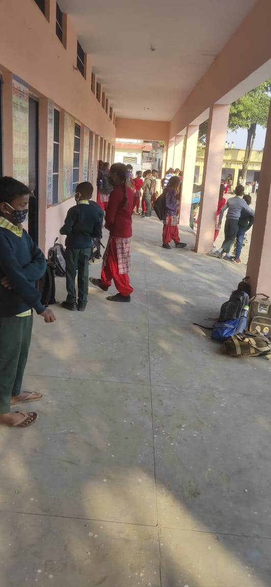 पंडोगा स्कूल में नन्हे विद्यार्थी खेलते हुए पंडोगा स्कूल में नन्हे विद्यार्थी खेलते हुए