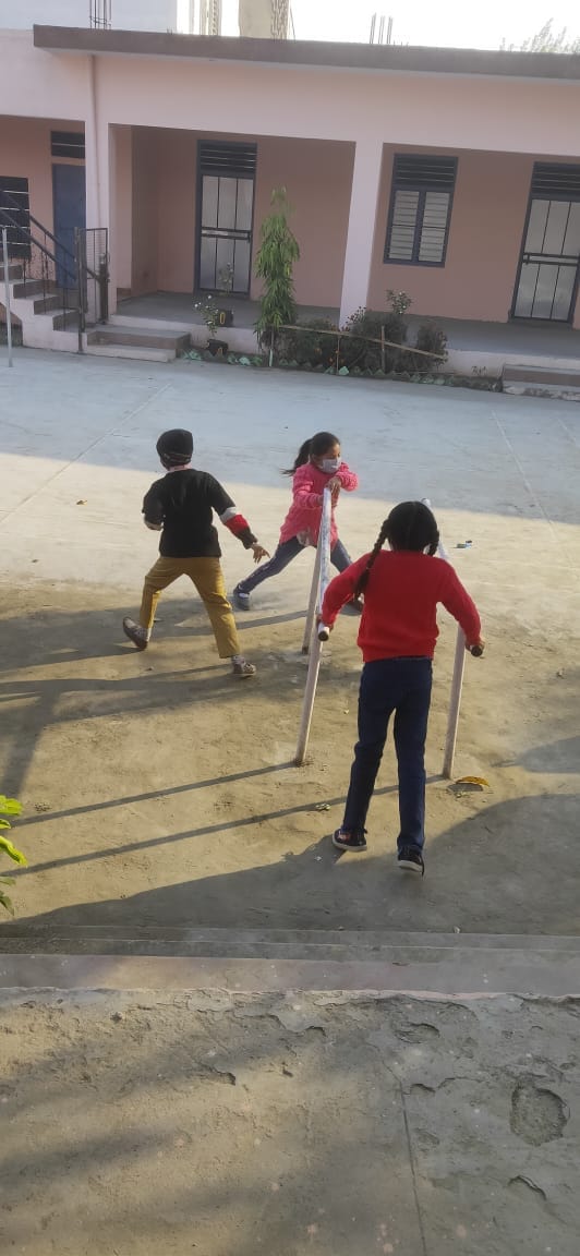 पंडोगा स्कूल में नन्हे विद्यार्थी खेलते हुए पंडोगा स्कूल में नन्हे विद्यार्थी खेलते हुए